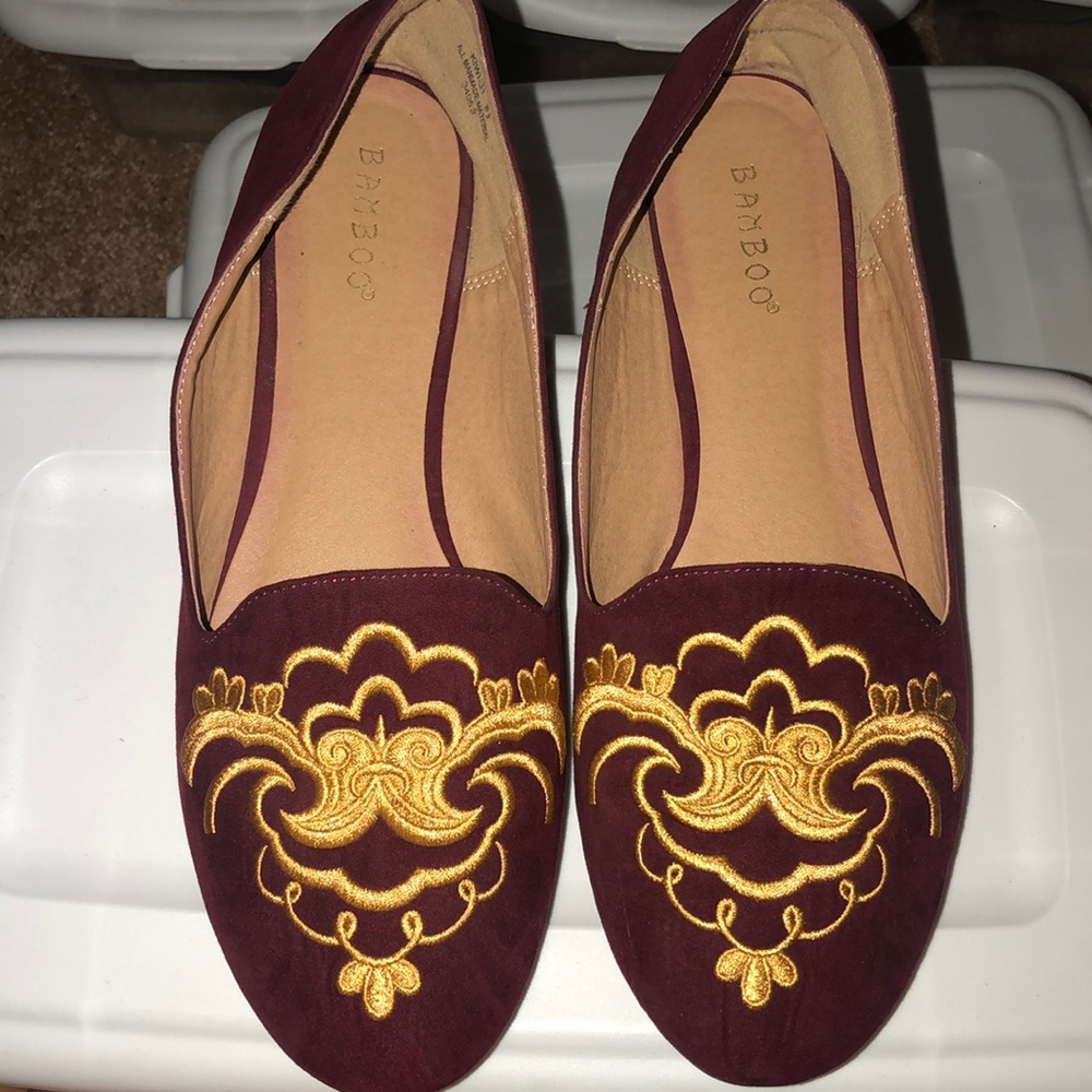 Maroon loafer/flats. Size 8.5 w good embellish